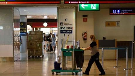 Fernanda, limpiadora en Barajas desde hace 33 años: "Aquí hay indigentes con trabajo y no les da para un alquiler"
