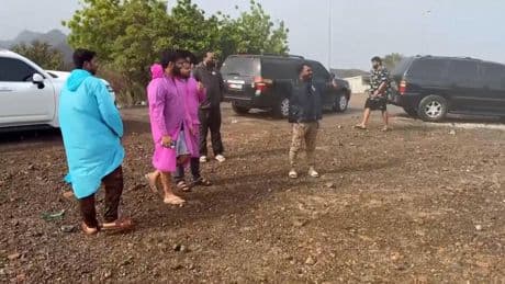 Decenas de personas se reúnen en los Emiratos Árabes para ver asombradas la lluvia