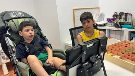 Mario tiene parálisis cerebral y se comunica con los ojos: "Han puesto voz a su mirada"