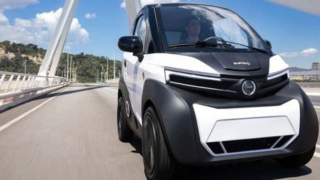 Nissan lancia quattro nuovi modelli Nanocar Silence S04. Le batterie estraibili sono dotate di carrello per il trasporto