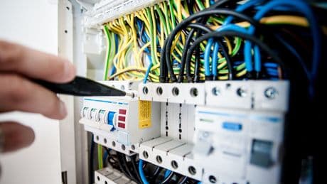 Detienen a un electricista por fingir un nuevo apagón para estafar a sus vecinos en Alicante