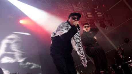 Un rappeur du trio Kneecap comparaît à Londres, accusé de soutien au Hezbollah