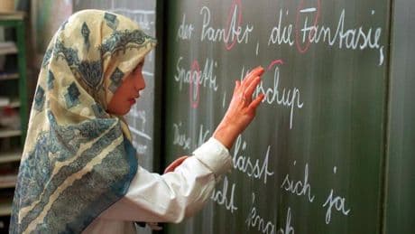 Wie neutral muss Schule sein? – „Kreuze sollten verboten sein, Kopftücher demnach auch“