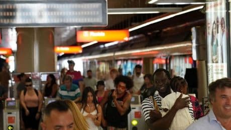 Susto en la estación del metro en Las Arenas tras una caída en cadena en las escaleras mecánicas