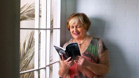 De perder el trabajo como ejecutiva, a publicar siete novelas y crear un club de lectura