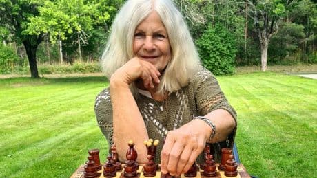 Jeanne (73) kocht een handgemaakt schaakspel: „Het bord herinnert me aan de vele potjes die ik speelde met mijn broers”