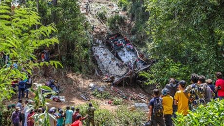 Bus schuift in afgrond in Sri Lanka, zeker 21 doden