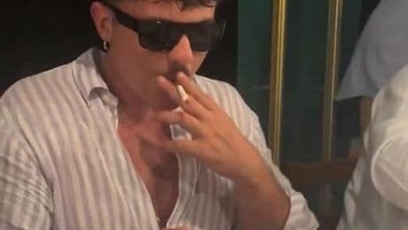 “Maleducato e menefreghista, la fama ti ha dato alla testa”: Olly travolto dalle critiche per la tavola devastata a fine cena – IL VIDEO