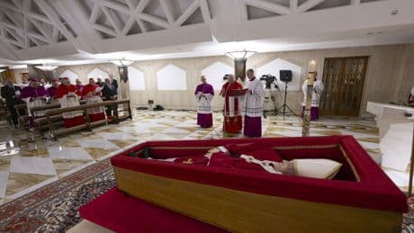 El Vaticano difunde las primeras imágenes del féretro del papa Francisco: de madera y con terciopelo rojo