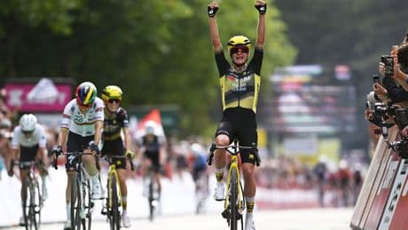 Vos pakt etappezege en eerste gele trui, Reusser geeft op in Tour Femmes