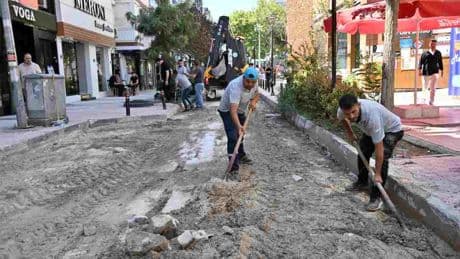 Büyükşehir merkezde yolları yeniliyor