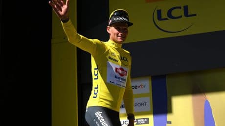 Tadej Pogacar dolblij met Mathieu van der Poel die gele trui nipt herovert