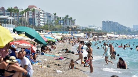 '53 derece' uyarısı yapılan Antalya'da hissedilen sıcaklık 46,6 derece oldu