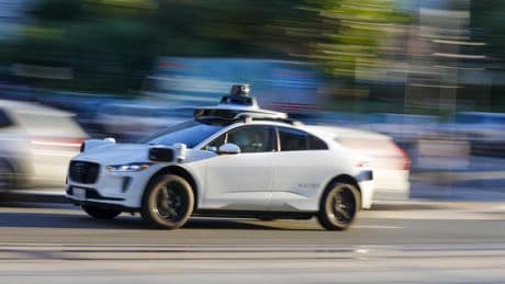 “Para mujeres solteras: soy un hombre, de 26 años, empleado en tecnología y corro maratones”: los coches autónomos también sirven para ligar o encontrar trabajo