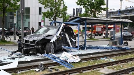 SUV-Fahrer fährt in Tramhaltestelle – drei Schwerverletzte