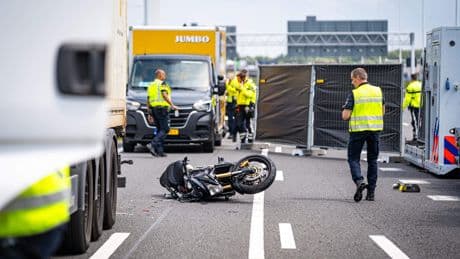 Motorrijder overleden door ongeluk bij de Botlektunnel