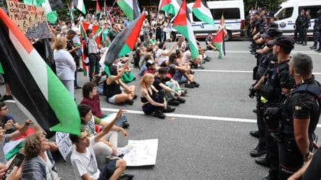 Díaz apoya a los manifestantes que se encadenaron en La Vuelta en protesta por la participación del equipo israelí