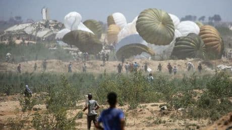 Oggi Israele decide su Gaza: è l?ora X sull?occupazione. Si ribalta tir di aiuti: 20 morti