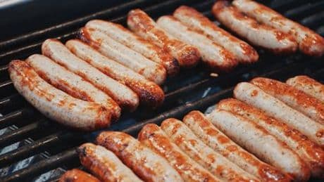 Volksfestbesucher ruft die Polizei, weil ihm die Bratwurst zu teuer ist
