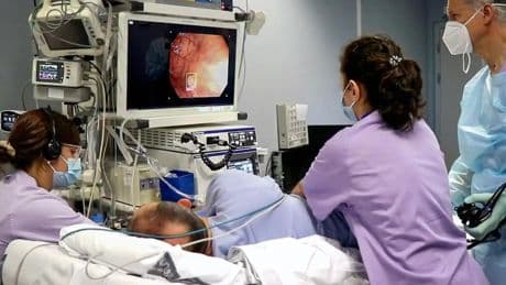 "No es rentable": los médicos desconfían de ampliar el cribado de cáncer de colon pese a su aumento en jóvenes