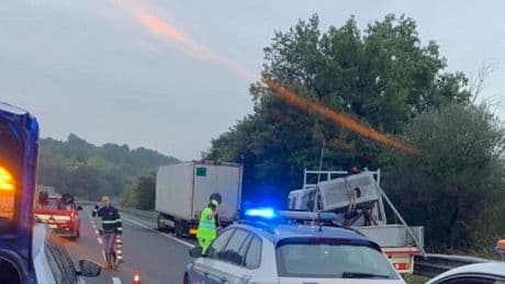 Quattro auto della polizia si scontrano tra loro sull'A1: incidente nella scorta ai tifosi del Milan. Diversi feriti, uno in elisoccorso