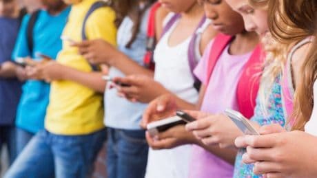 Smartphone ai minori solo con patente: la proposta di legge che divide l’Italia