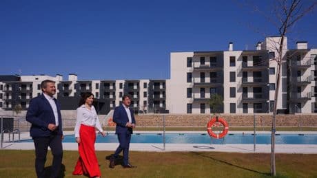 Ayuso permitirá promociones con más viviendas asequibles y amplía el aval para hipotecas hasta los 50 años
