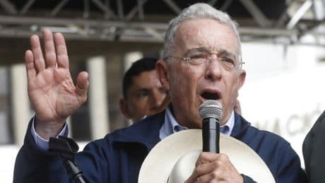 El expresidente colombiano Álvaro Uribe, condenado a 12 años de arresto domiciliario