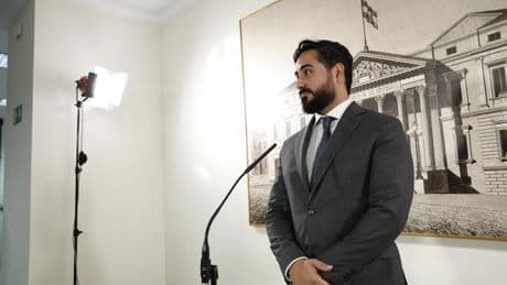 El Supremo se dirigirá al Parlamento Europeo para proceder contra Alvise por injuriar a Illa, pero antes le ofrece declarar voluntariamente