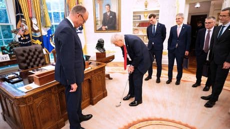 Presseschau nach Oval-Office-Termin - Merz schenkt Trump Golfschläger