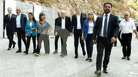 Kürt siyasetçilerin yurt dışı yasağı silah bırakma töreni için kaldırıldı