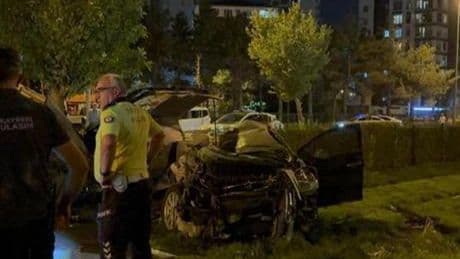 Kayseri'de korkunç kaza! Otomobil tramvay yoluna uçtu hurdaya döndü