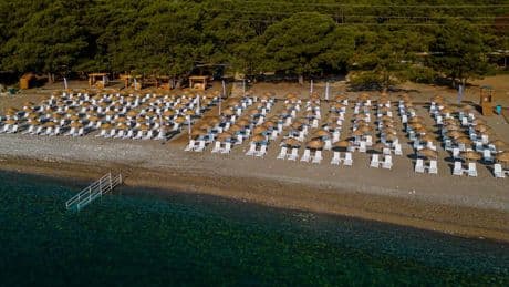 Bodrum Yalıkavak'ta lüksün ortasında halk plajı
