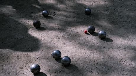 «On espère transmettre le virus aux enfants» : à Marseille, des cours d’initiation à la pétanque dans les écoles primaires