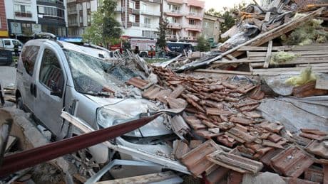 Al menos un muerto y 52 heridos en un terremoto de magnitud 6,1 en el noroeste de Turquía