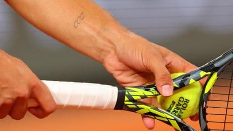 Lo que no se ve de Roland Garros: así se encuerdan más de 6.000 raquetas y la ingeniería que hay dentro de su pelotas
