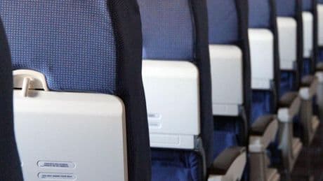 El truco de un viajero para evitar gratis los asientos del medio en vuelos de aerolíneas 'low cost' como Ryanair