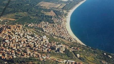 Calabria, trenta intossicati dopo il pranzo al villaggio turistico: cinque più gravi ricoverati in ospedale