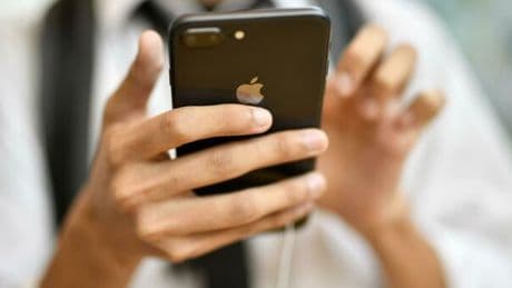 L'ordinanza del sindaco in un comune giapponese: non usate lo smartphone più di due ore al giorno. Ma i cittadini si ribellano