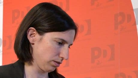La doppia morale di Elly Schlein: predica onestà, ma tace sugli scandali che travolgono il PD