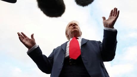 USA unter Trump: Trump wettert in Schottland gegen Migranten und Windräder
