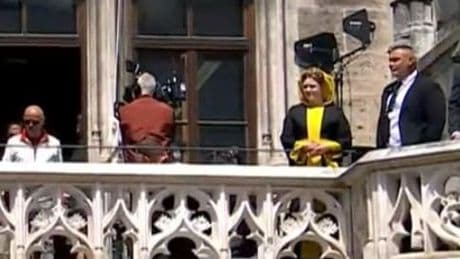 Auf dem Bayern-Balkon! - Wer war die Dame in Schwarz-Gelb?