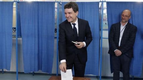 El alcalde de Bucarest vence al candidato ultranacionalista en las presidenciales de Rumanía, según los primeros sondeos