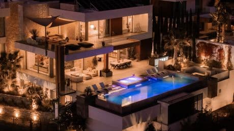 Las tres casas de la semana: diseño, ocio y agua en la Costa del Sol por 12,5 millones