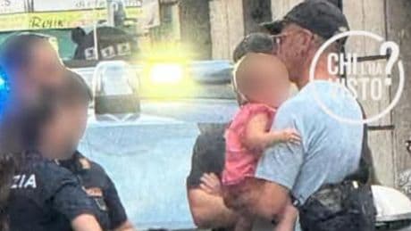 Rexal Ford, Chi l'ha visto pubblica una nuova foto del killer di Villa Pamphili: l'uomo con la bambina in braccio parla con la polizia