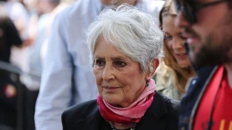 Joan Baez cambia de compás y abraza el verso