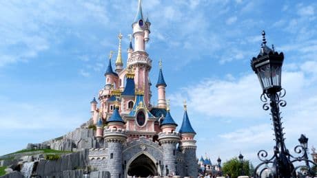 La policía impide la boda de un hombre con una niña de 9 años en Disneyland París