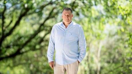 Xavier Fábregas, experto en adicciones: “Una persona con trastorno bipolar no necesita dormir y actúa con impulsividad durante días sin verlo como un problema”