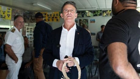 De Paris à Nouméa, un front loyaliste s’organise pour prendre Valls de court