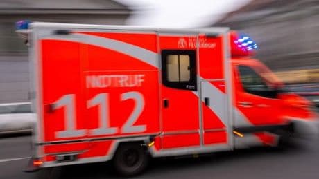 Tödlicher Verkehrsunfall: 56-Jähriger kracht mit Auto gegen Baum und stirbt